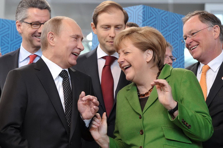 Merkelová putin sa smejú