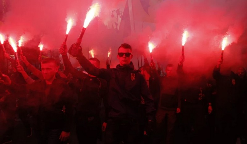 Nacionalisti a protesty v Kyjeve proti vedeniu prezidentovi Ukrajiny, 10 000 ľudí pochodovalo pod prikrývkou žlto-modrých ukrajinských vlajok